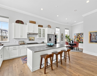 610 Dalton Lane - Photo Thumbnail 3