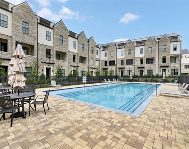 610 Dalton Lane - Photo Thumbnail 23