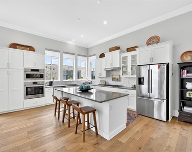 610 Dalton Lane - Photo Thumbnail 2