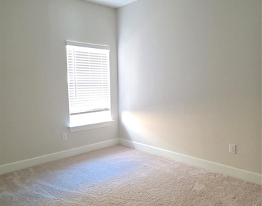 1121 Butler Avenue - Photo Thumbnail 8