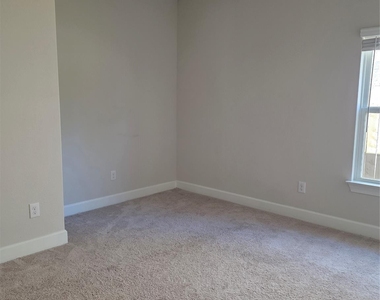 1121 Butler Avenue - Photo Thumbnail 6