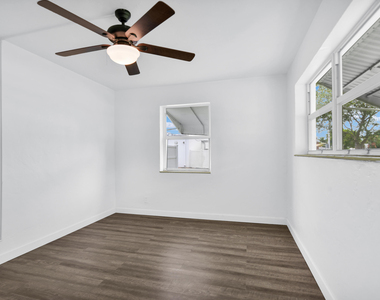 8 Ne 15th Avenue - Photo Thumbnail 8