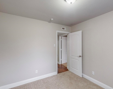 3842 Commonwealth Drive - Photo Thumbnail 9