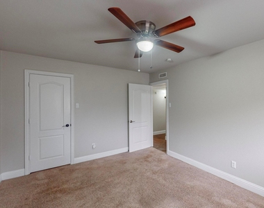 3842 Commonwealth Drive - Photo Thumbnail 2