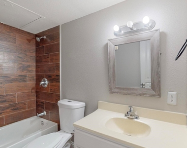 3842 Commonwealth Drive - Photo Thumbnail 4