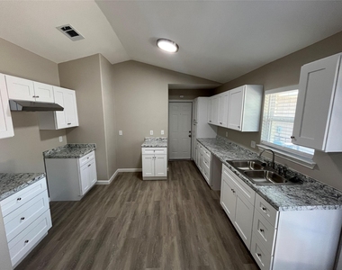 9615 Oak Gate Lane - Photo Thumbnail 5