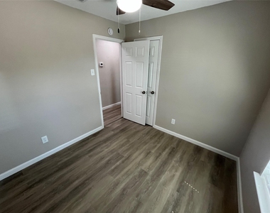 9615 Oak Gate Lane - Photo Thumbnail 12