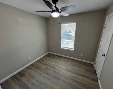 9615 Oak Gate Lane - Photo Thumbnail 13