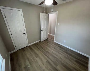 9615 Oak Gate Lane - Photo Thumbnail 14