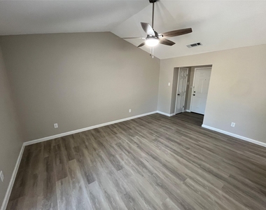 9615 Oak Gate Lane - Photo Thumbnail 4