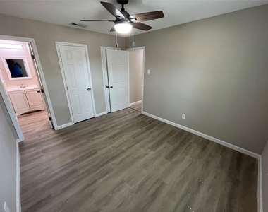 9615 Oak Gate Lane - Photo Thumbnail 8