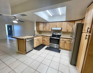 7110 Nw 78th Avenue - Photo Thumbnail 5