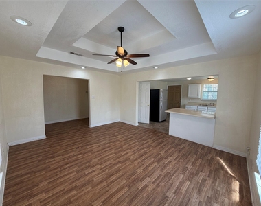 1402 N Commerce Street - Photo Thumbnail 3