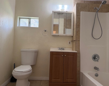 1402 N Commerce Street - Photo Thumbnail 13