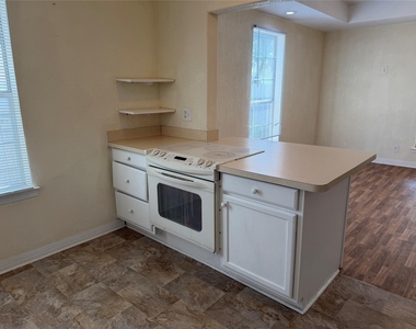 1402 N Commerce Street - Photo Thumbnail 4