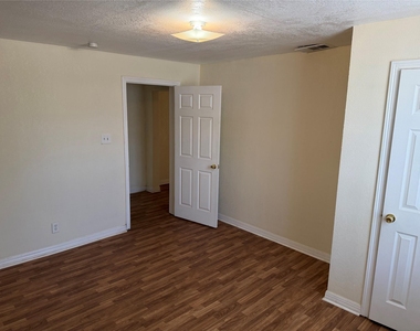 1402 N Commerce Street - Photo Thumbnail 14
