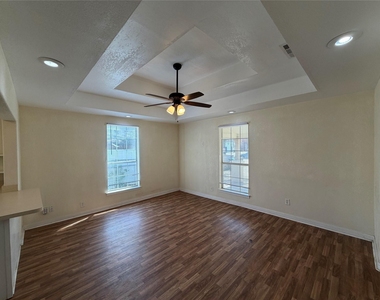 1402 N Commerce Street - Photo Thumbnail 7