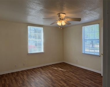 1402 N Commerce Street - Photo Thumbnail 8