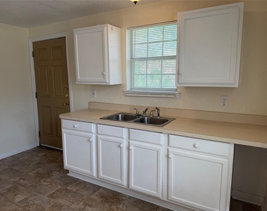 1402 N Commerce Street - Photo Thumbnail 5