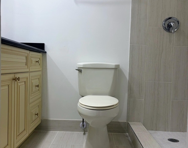 253 Newport P - Photo Thumbnail 17