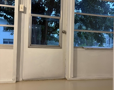 253 Newport P - Photo Thumbnail 24
