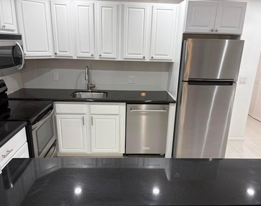 253 Newport P - Photo Thumbnail 2