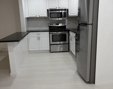 253 Newport P - Photo Thumbnail 6