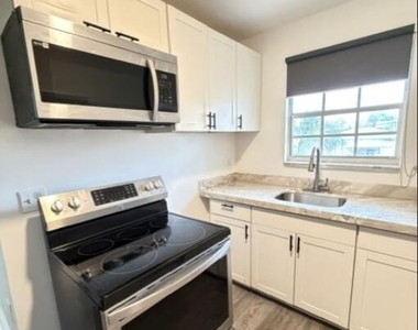 1052 Nw 4th Street - Photo Thumbnail 11