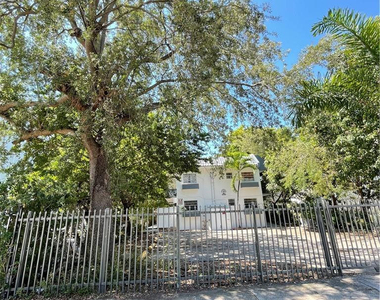 1052 Nw 4th Street - Photo Thumbnail 2