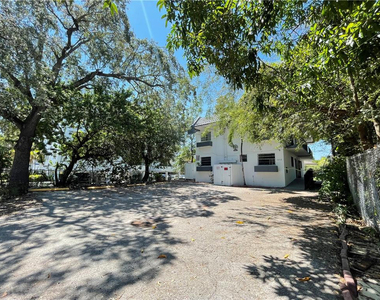 1052 Nw 4th Street - Photo Thumbnail 3