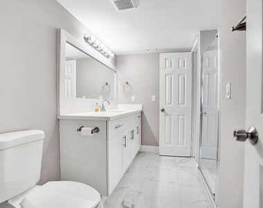 2200 S Cypress Bend Drive - Photo Thumbnail 15