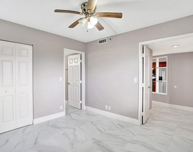2200 S Cypress Bend Drive - Photo Thumbnail 13