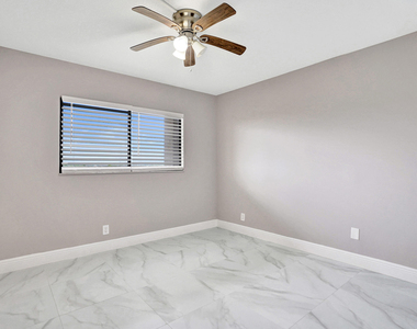 2200 S Cypress Bend Drive - Photo Thumbnail 19