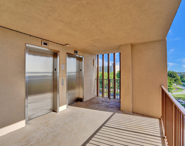 2200 S Cypress Bend Drive - Photo Thumbnail 30
