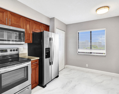 2200 S Cypress Bend Drive - Photo Thumbnail 46