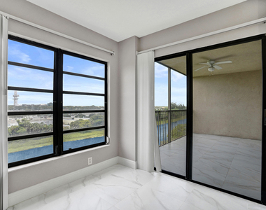 2200 S Cypress Bend Drive - Photo Thumbnail 8