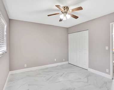 2200 S Cypress Bend Drive - Photo Thumbnail 12