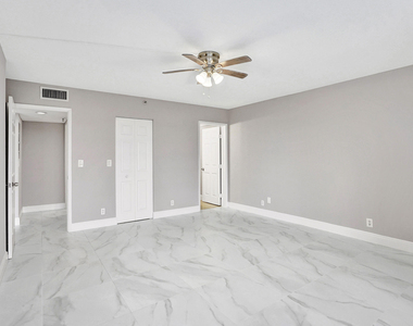 2200 S Cypress Bend Drive - Photo Thumbnail 10