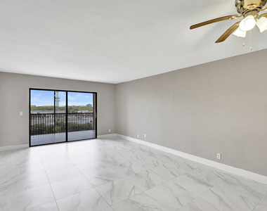 2200 S Cypress Bend Drive - Photo Thumbnail 4