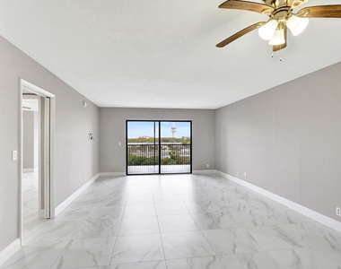 2200 S Cypress Bend Drive - Photo Thumbnail 20