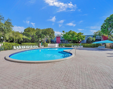 2200 S Cypress Bend Drive - Photo Thumbnail 34
