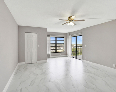 2200 S Cypress Bend Drive - Photo Thumbnail 9
