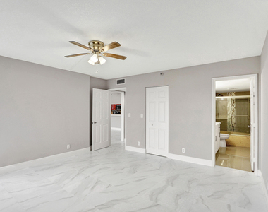 2200 S Cypress Bend Drive - Photo Thumbnail 6