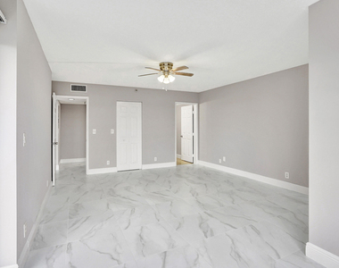 2200 S Cypress Bend Drive - Photo Thumbnail 7