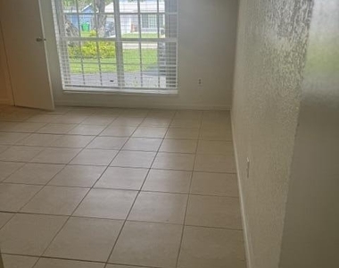 2530 Nw 87th Lane - Photo Thumbnail 4