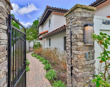 4658 Tam Oshanter Drive - Photo Thumbnail 3