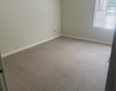 5525 Canoga - Photo Thumbnail 9