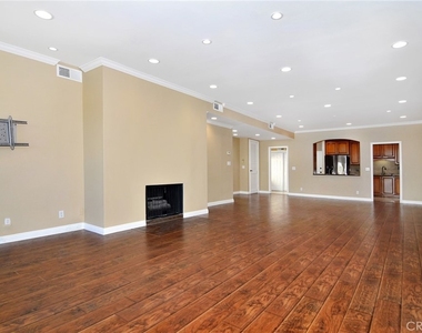 5236 Yarmouth Avenue - Photo Thumbnail 3