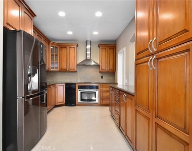 5236 Yarmouth Avenue - Photo Thumbnail 4