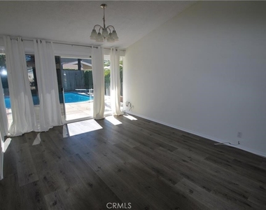 3292 Kenilworth Drive - Photo Thumbnail 8